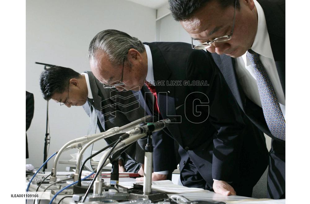 (2)Disney operator outsourced work to rightist-linked firm