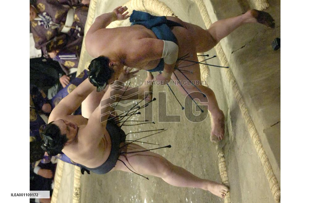 Asashoryu sends off Hakuho, 1 win from clinching summer title