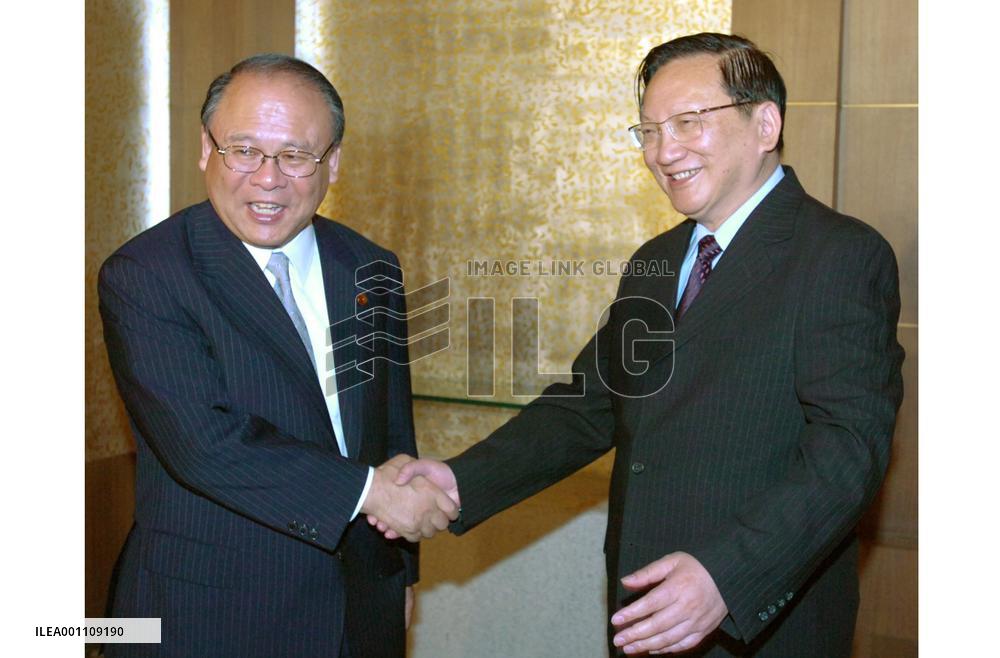 Takebe meets with Tang