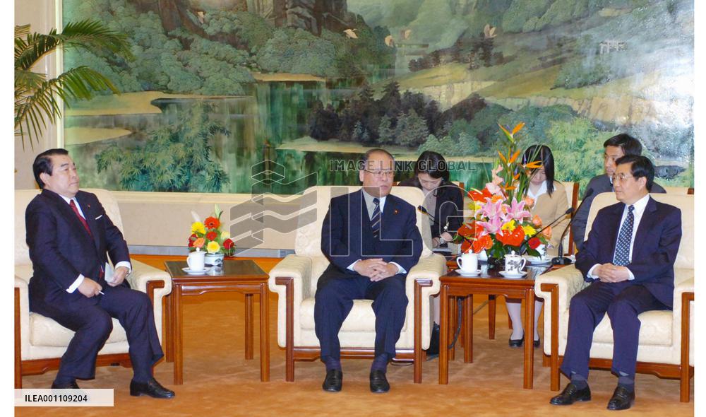 (2)Hu warns China-Japan ties can suffer 'in an instant'