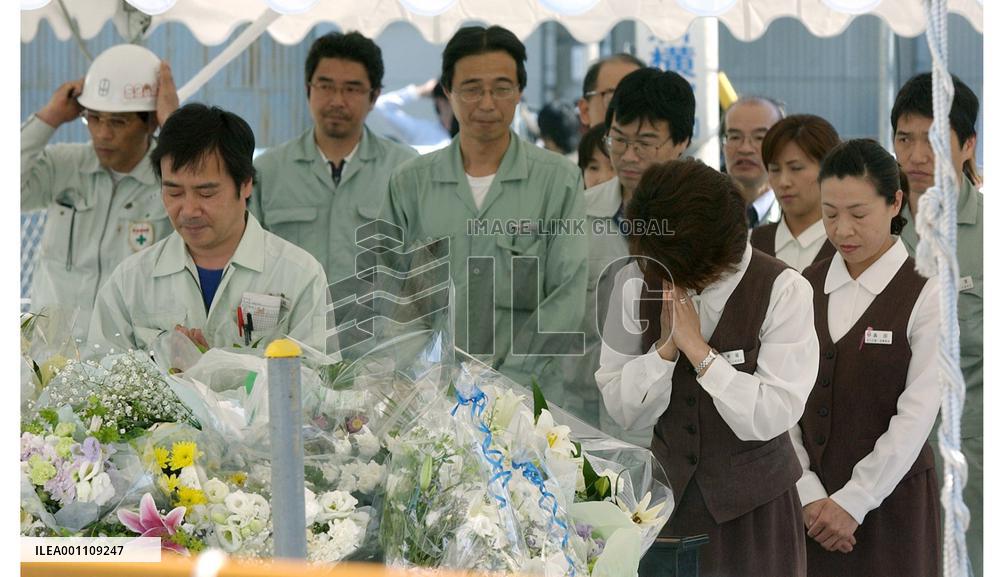 (2)Families pray for victims 1 month after deadly train crash