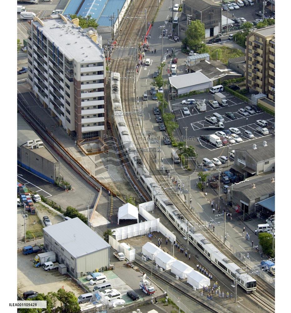 (1)JR West starts trail runs for trains at fatal derailment route