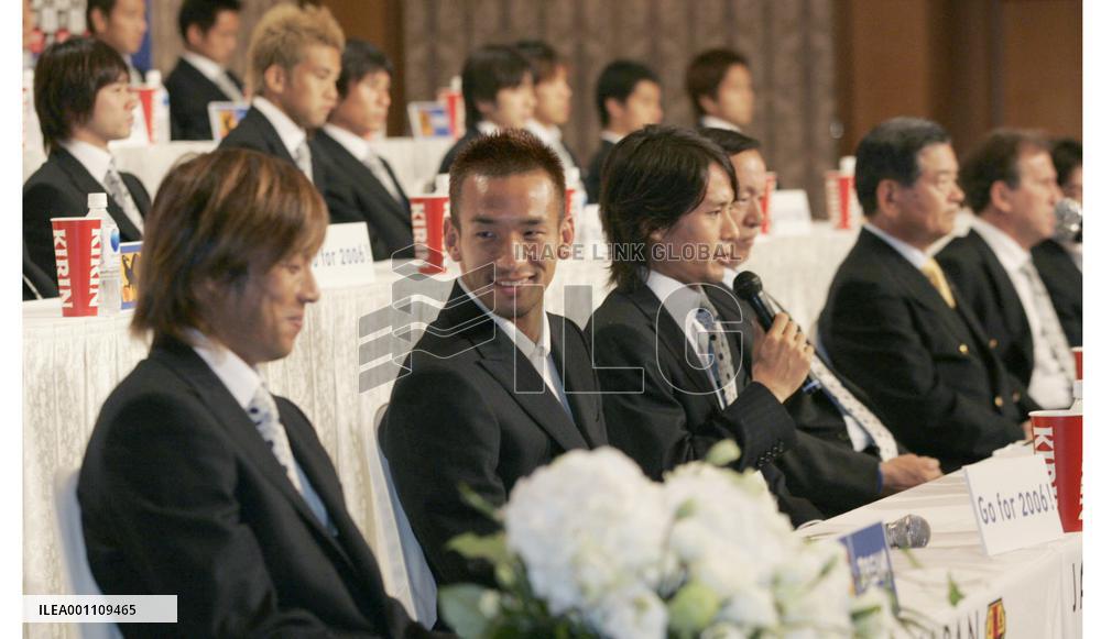 (2)Japan soccer team returns home