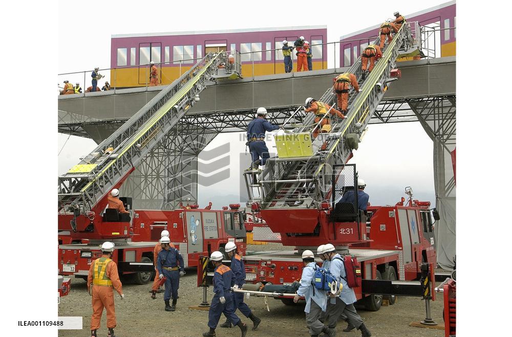 Rescue team conducts quake drill in Shizuoka