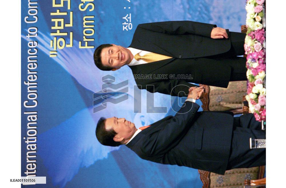 Former President Kim attends int'l symposium