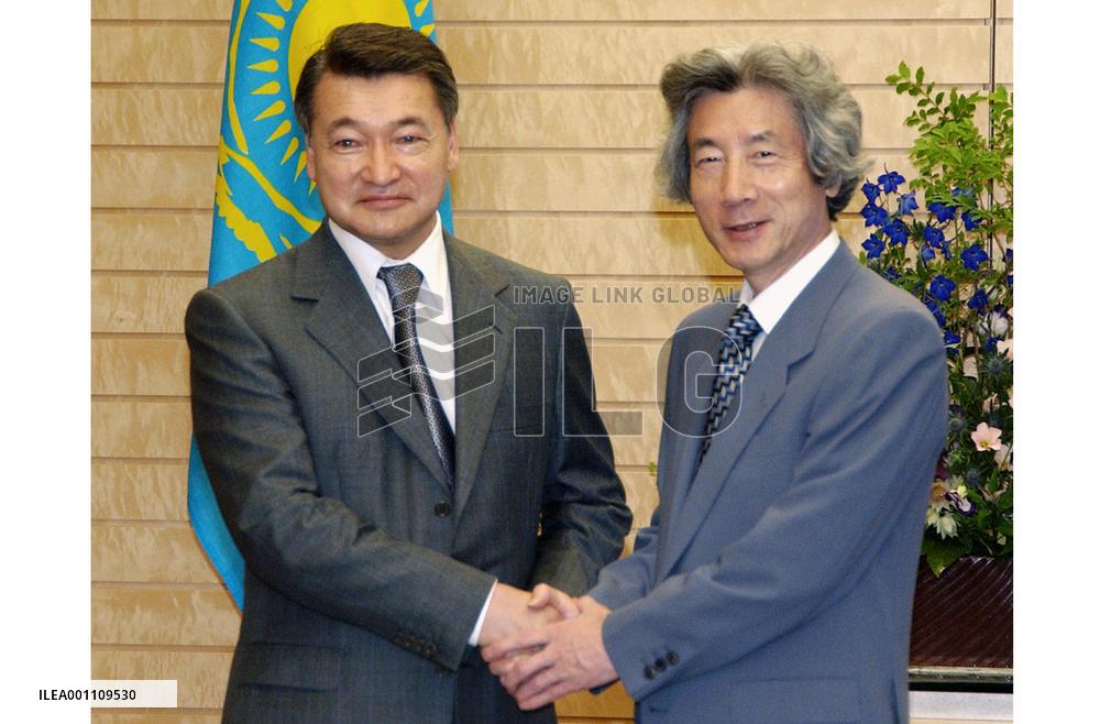Koizumi meets Kazak PM Akhmetov