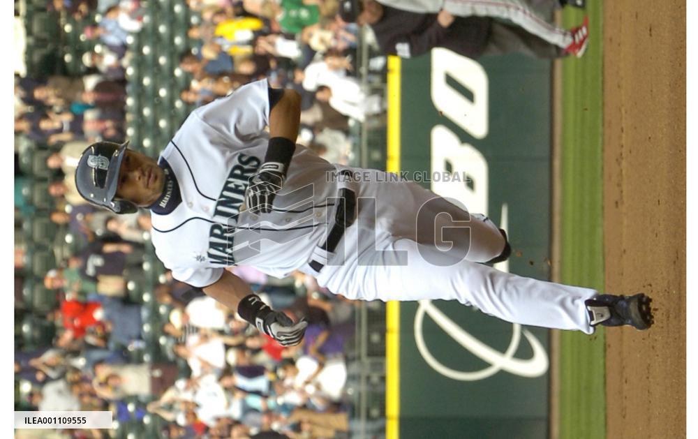 Ichiro homers against Phillies
