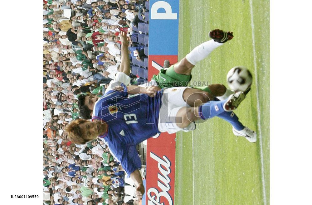(1)Japan beaten by Mexico in Confederations opener