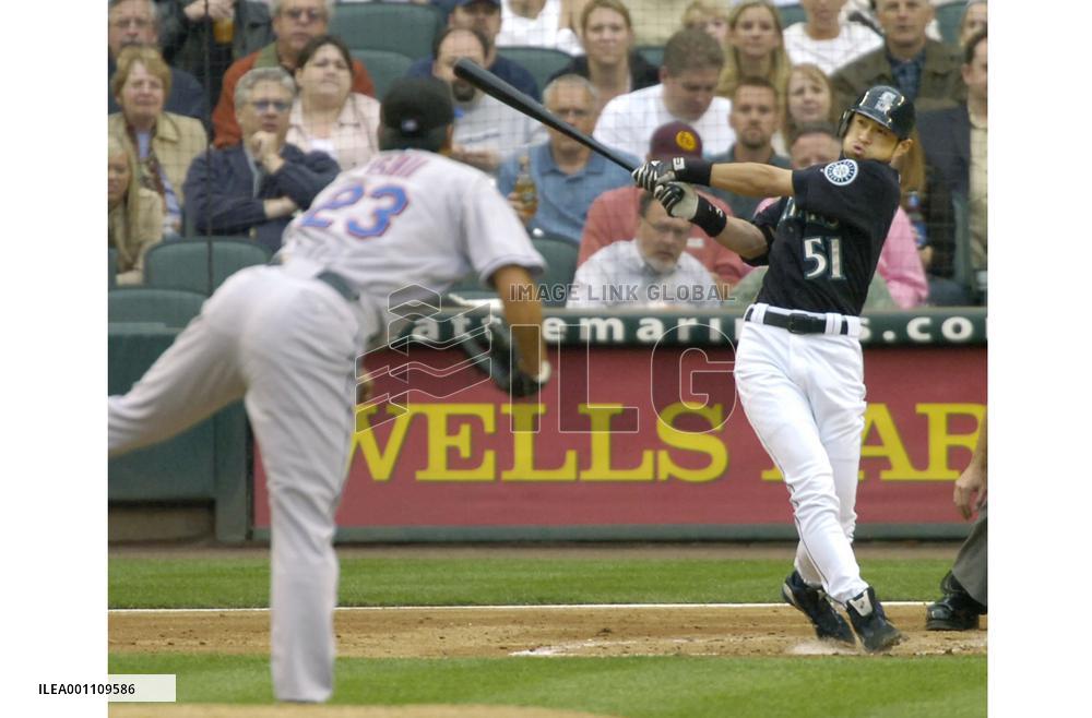 Ichiro connects off Ishii
