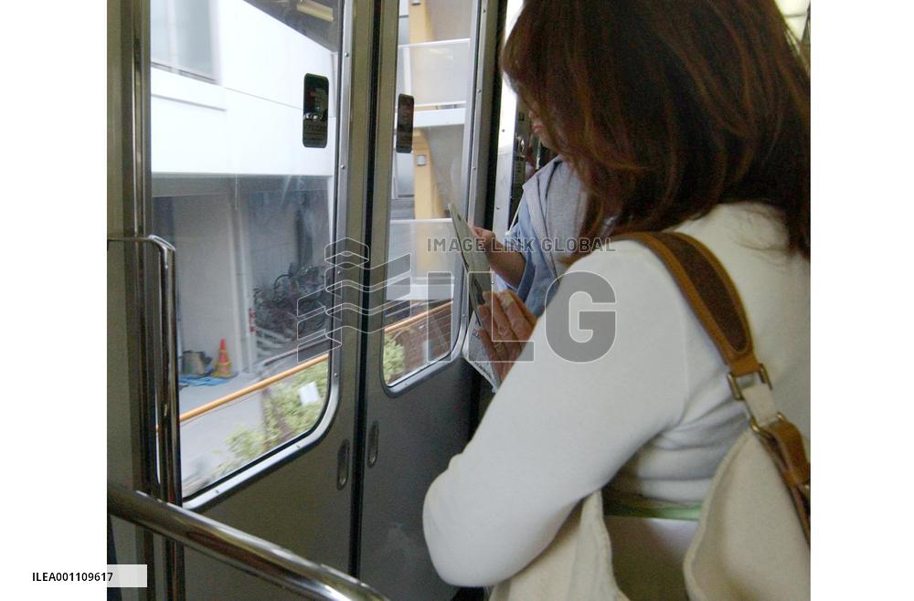1st commuter rush seen after deadly derailment