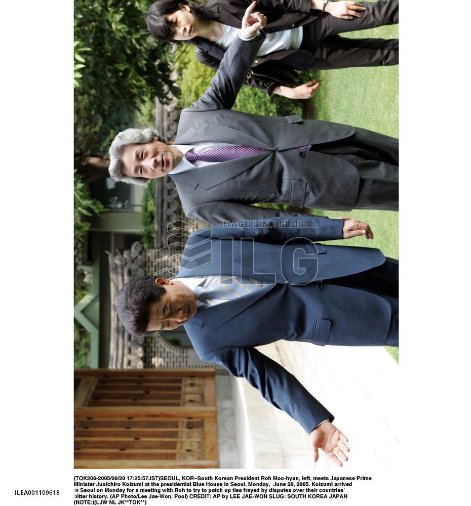 Koizumi, Roh hold summit talks in Seoul