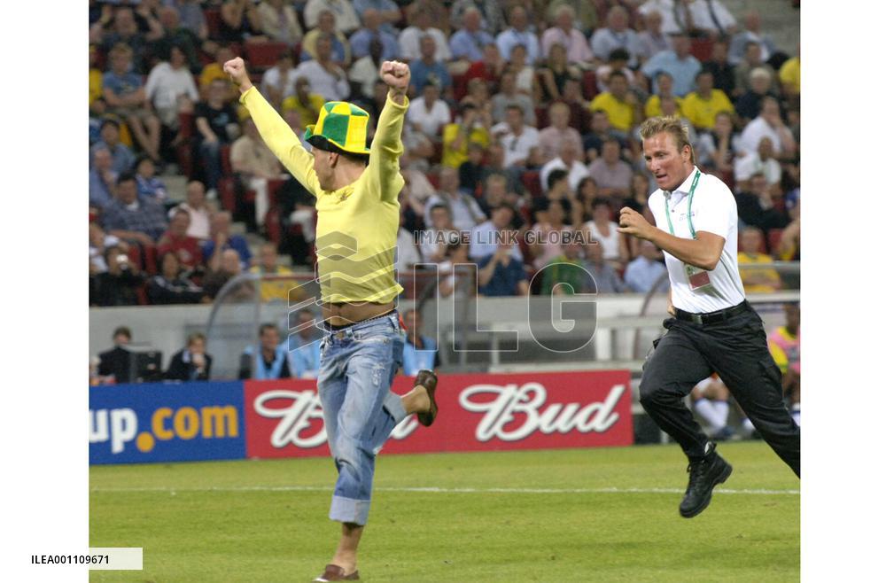 (13)Japan bow out of Confeds after holding Brazil