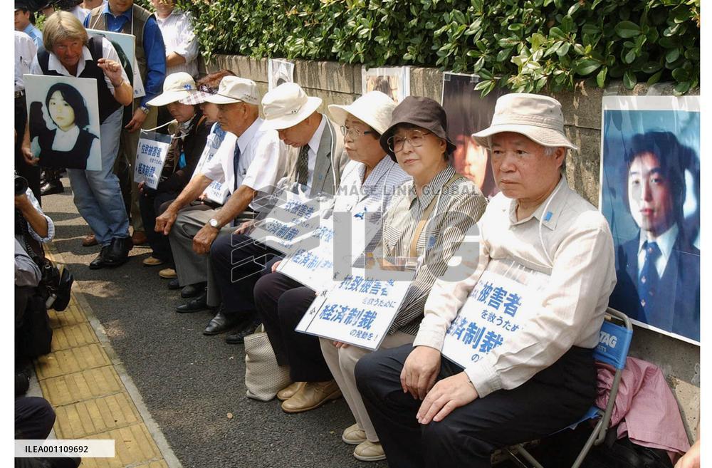 Abductees' families, supporters stage sit-in