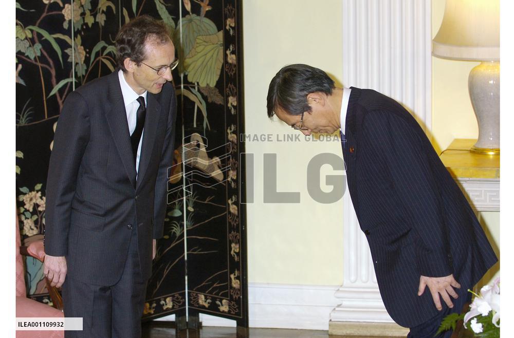 Chief Cabinet Secretary Hosoda visits British Embassy