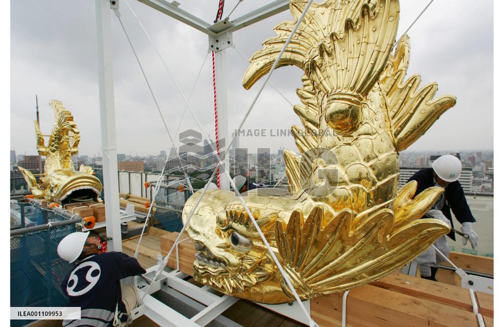 Nagoya Castle 'shachihoko' statue back in place