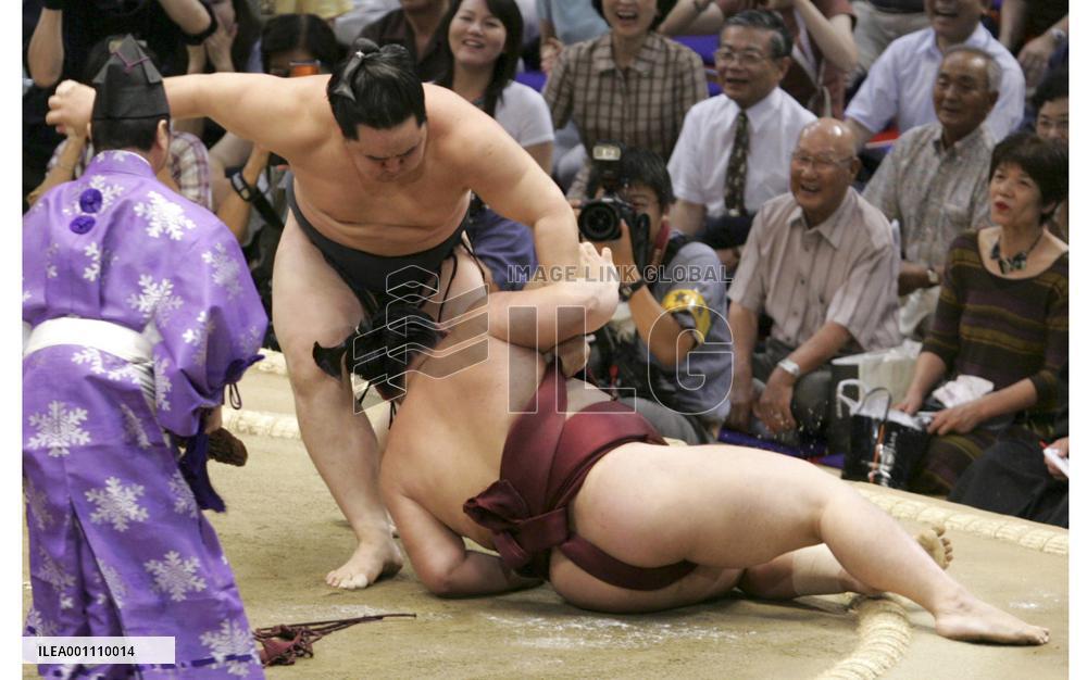 Asashoryu mows down Futeno for 3rd win in Nagoya