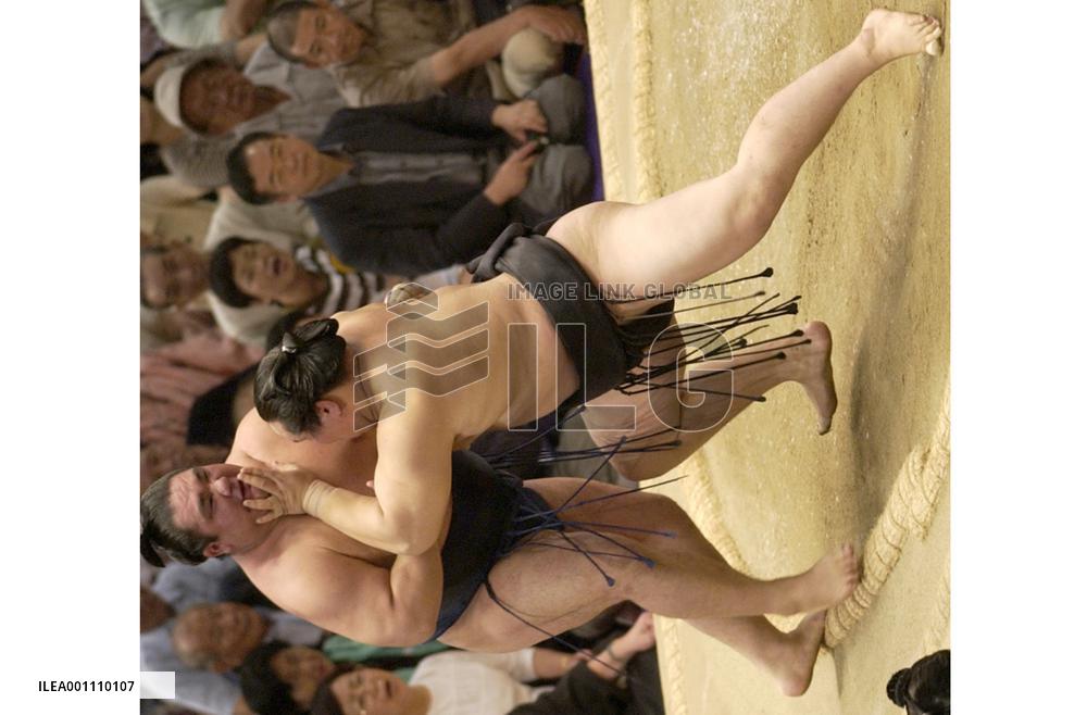 Asashoryu bounces back with 8th win at Nagoya sumo