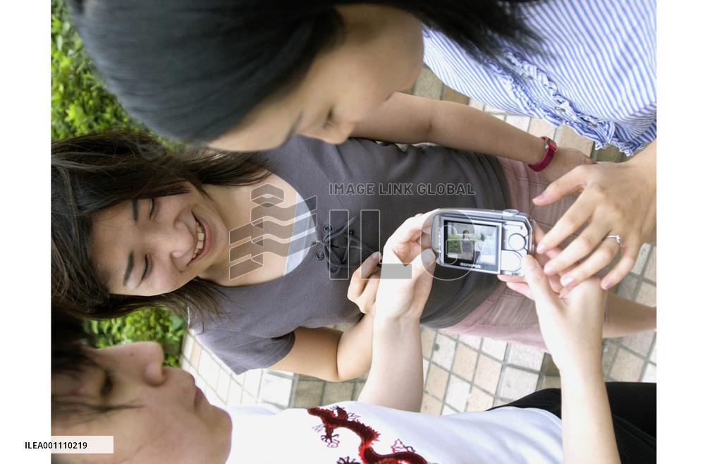 Digital cameras without finders becoming popular