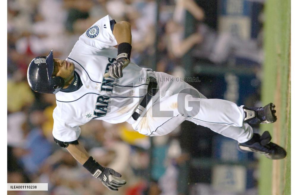 Ichiro triples against Tigers, helps team win