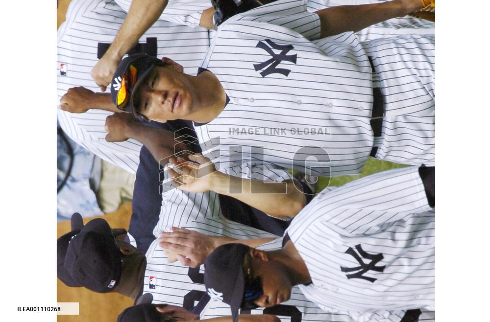 Matsui extends hitting streak on record-breaking day