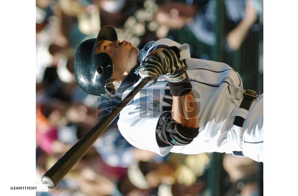 Ichiro homers twice, breaks record in Seattle victory