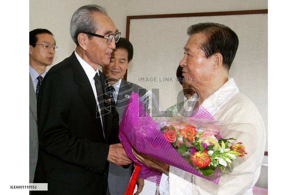 N. Korean delegation chief visits S. Korea's ex-president Kim