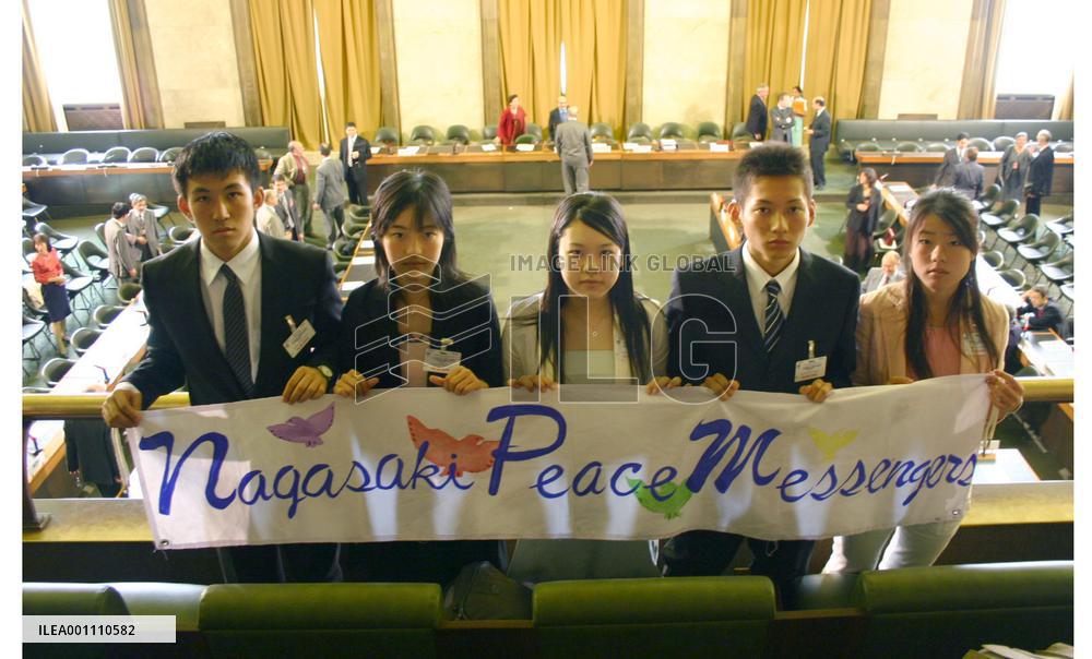 5 Nagasaki teens deliver antinuclear petition to U.N.