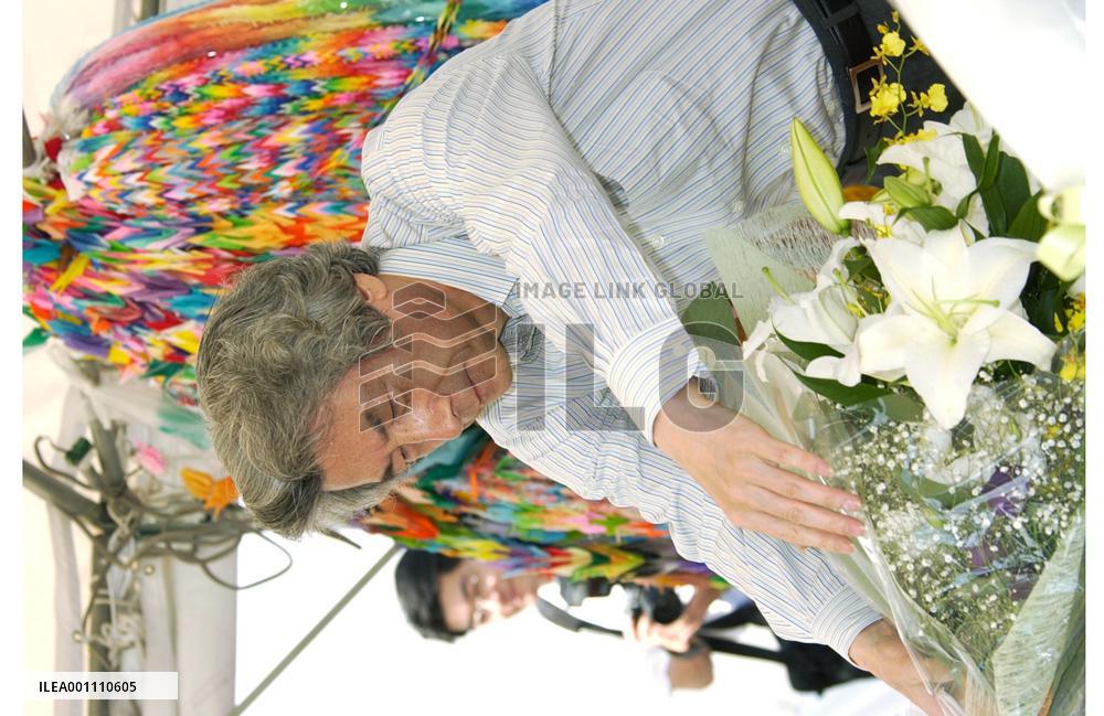 Koizumi offers flowers at train derailment site in Amagasaki