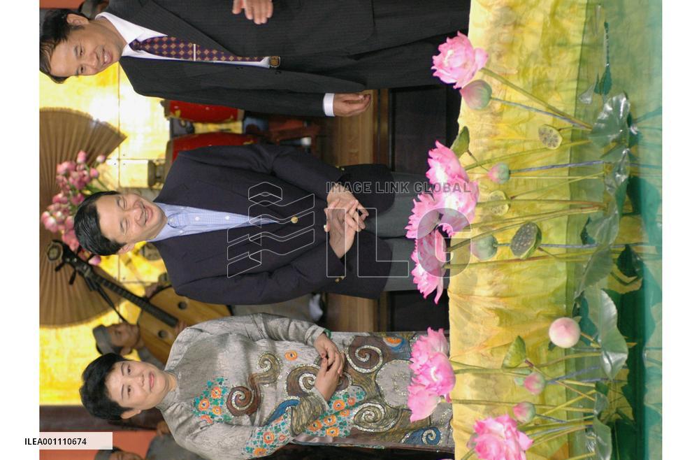 Crown prince visits Vietnam Pavilion