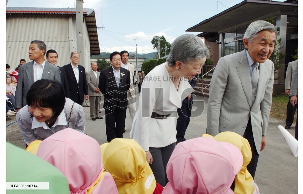 Emperor, empress arrive in Nagano village