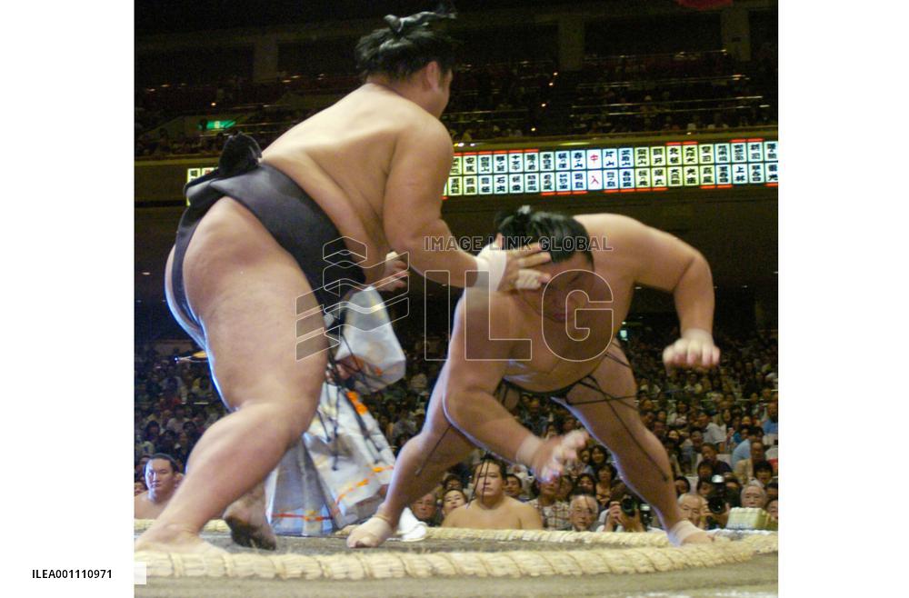 Chiyotaikai suffers defeat at autumn sumo