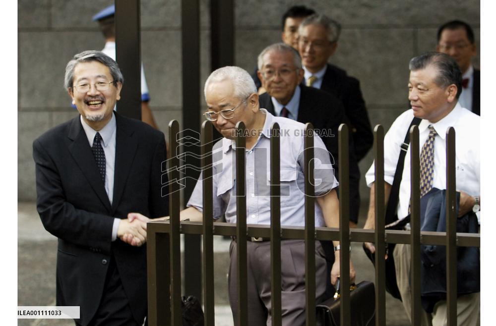 Top court rules in favor of claim by eligible voters living abroad