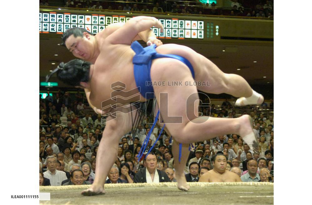 Asashoryu beats Kotoshogiku at Autum sumo