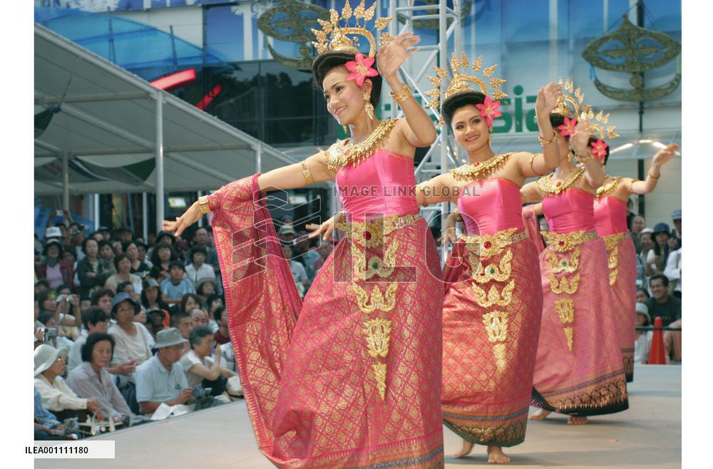 Aichi Expo packed with visitors