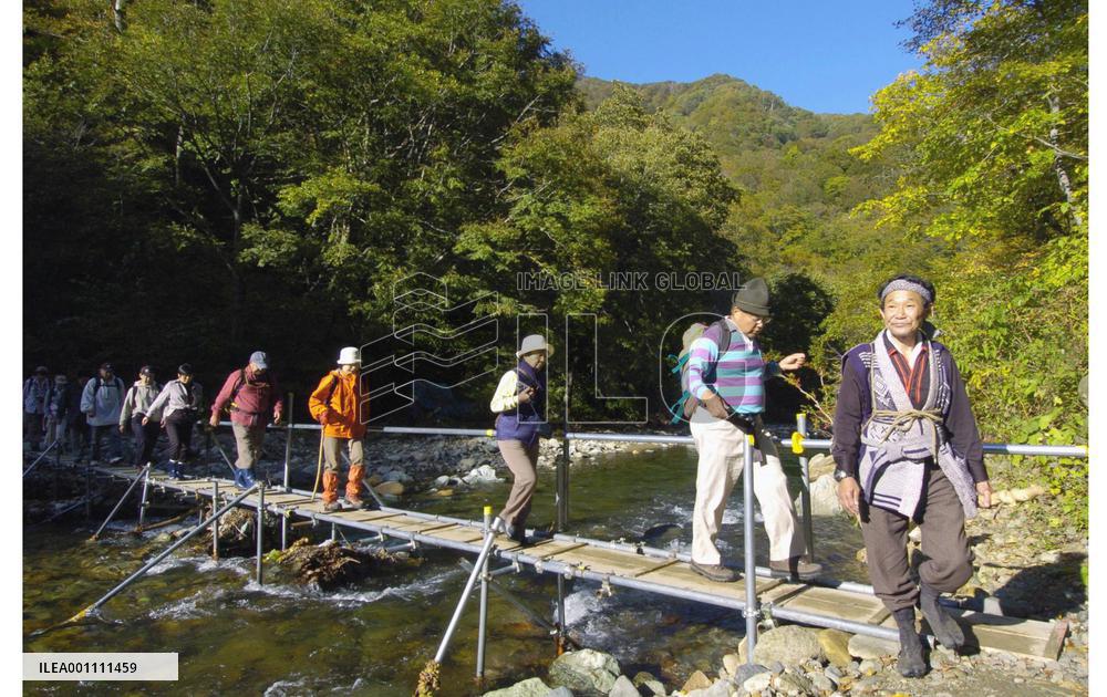 Participants in world natural heritage confab trek in Shirakami