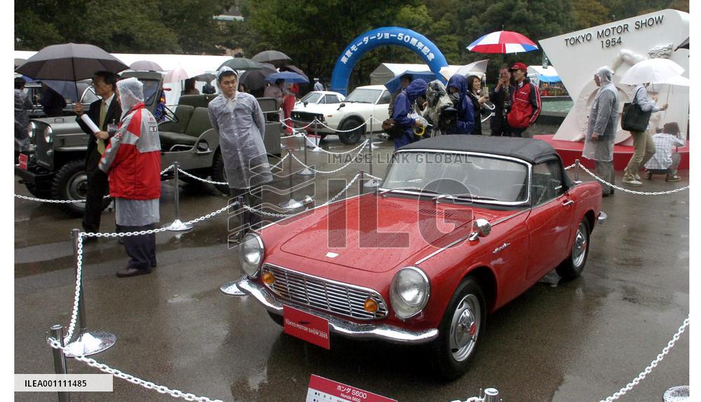 Classic vehicles on display ahead of Tokyo Motor Show