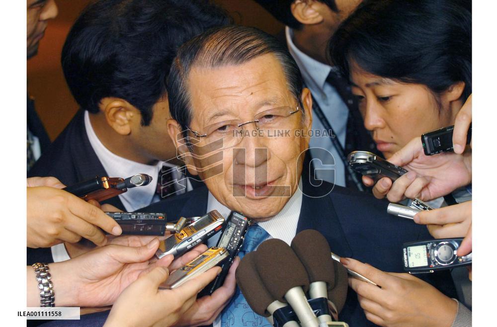 LDP expels 9 as punishment for voting against postal bills