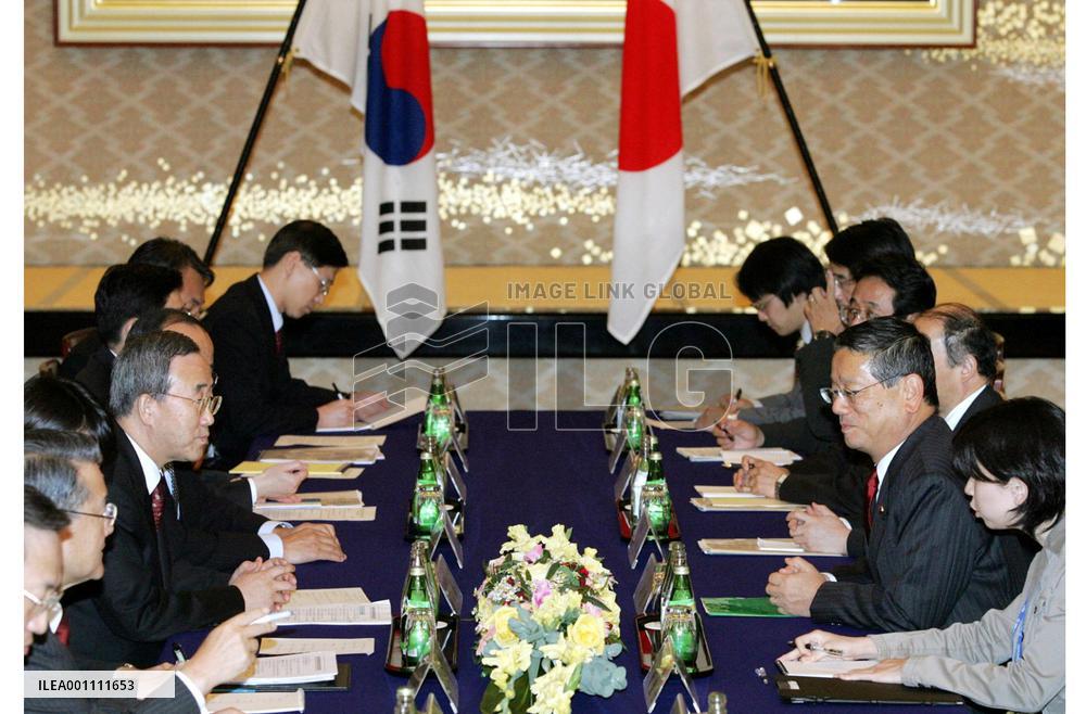 S. Korean foreign minister criticizes Yasukuni visit