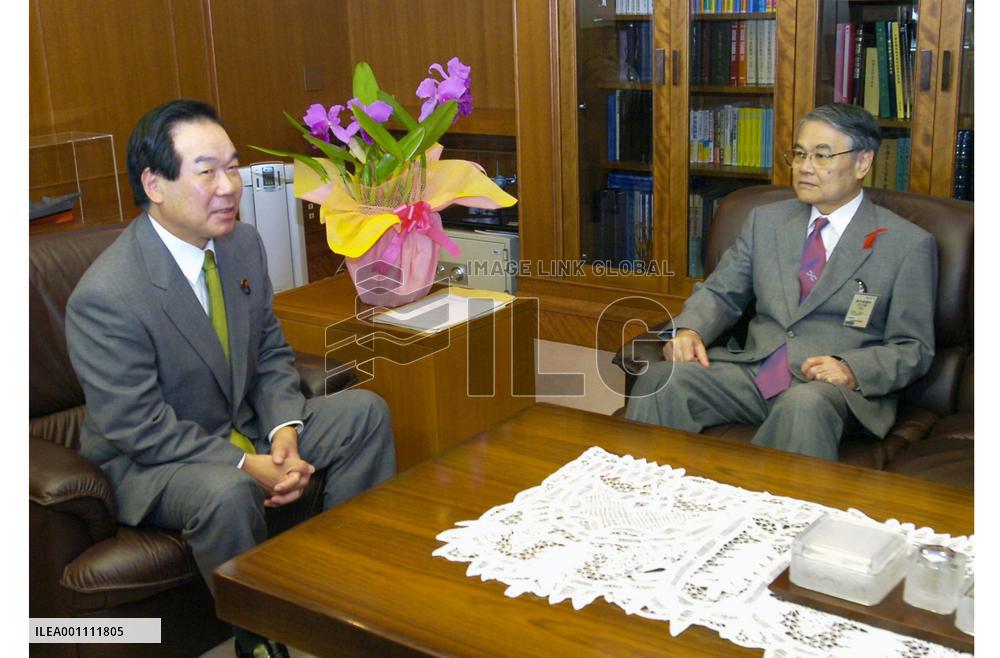 Okinawa governor tells gov't he rejects realignment plans