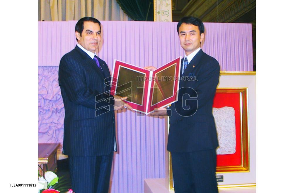 Peace stone from Hiroshima presented to Tunisian president