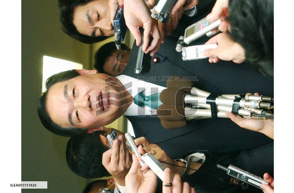 Nukaga talks with Okinawa Gov. Inamine
