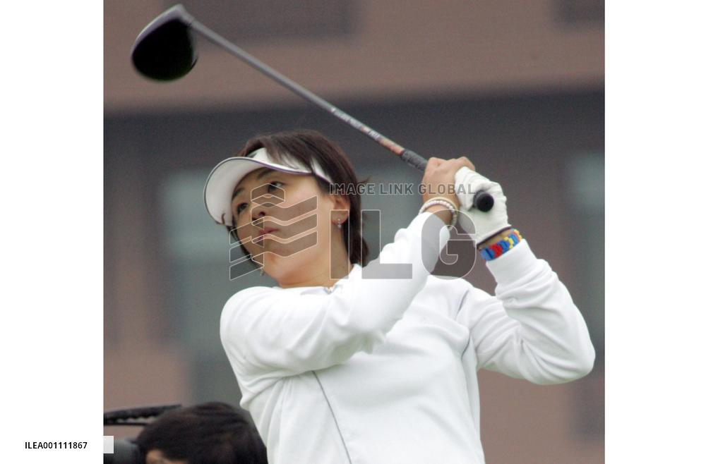 Mogi takes 1st-round lead at Itoen Ladies