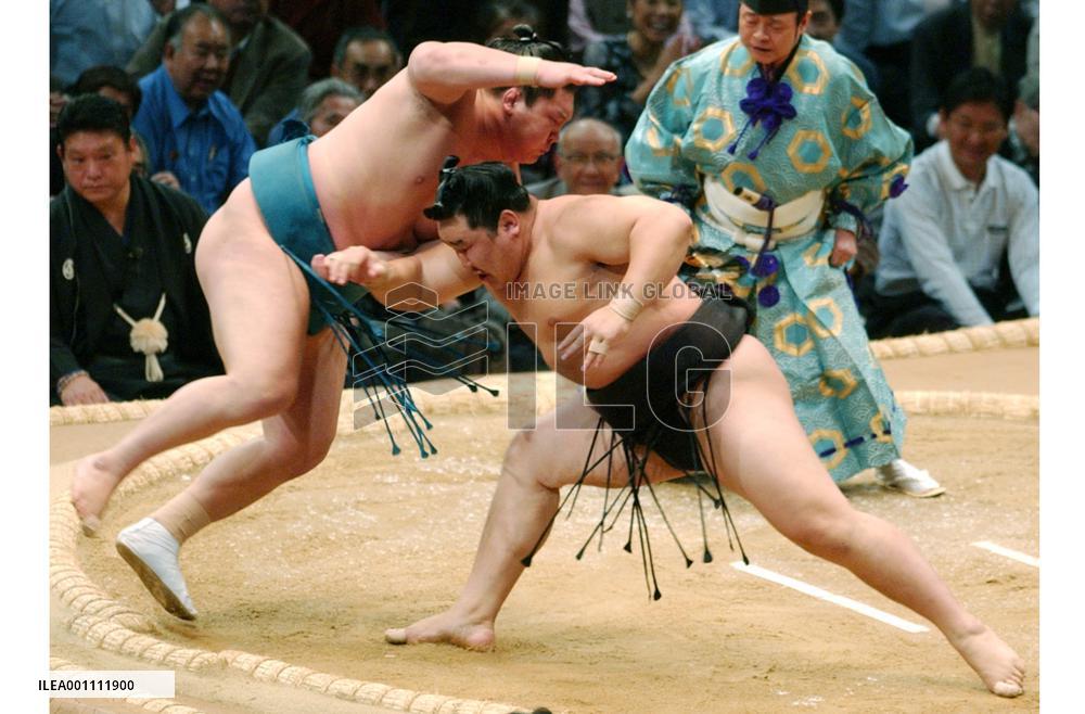 Record-chasing Asashoryu off to winning start at Kyushu sumo