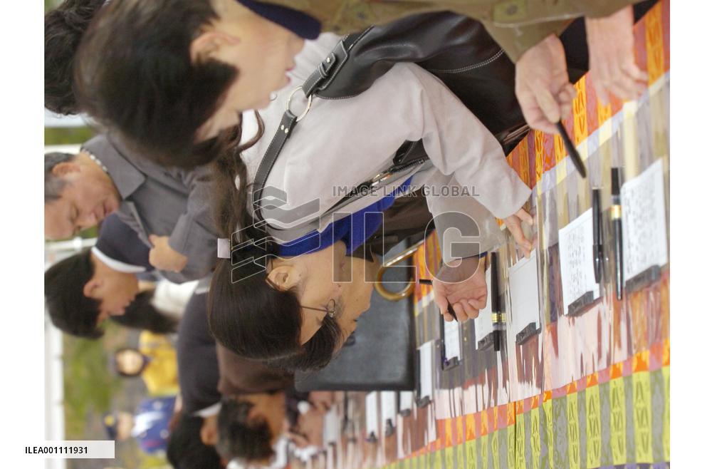 Well-wishers register names for Princess Sayako's wedding