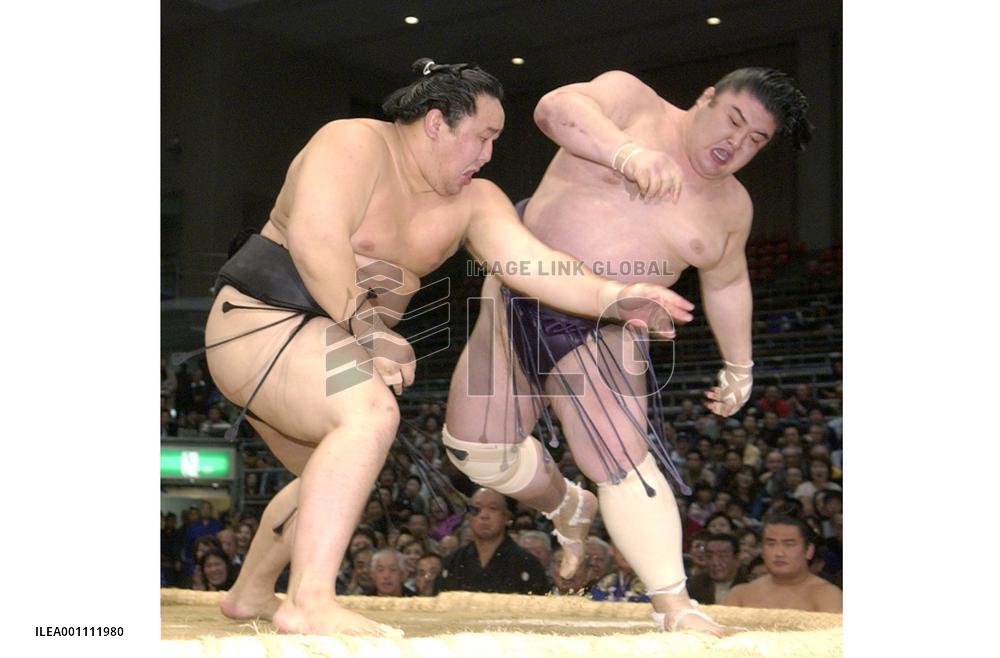 Asashoryu stays undefeated with 4th win at Kyushu sumo