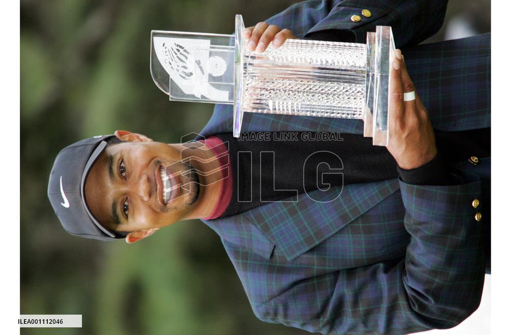 Tiger wins playoff to retain Dunlop Phoenix title