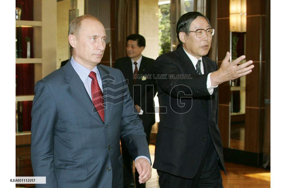 Putin attends luncheon with Japanese business leaders