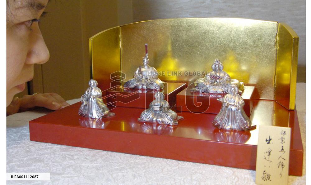 Silver 'hina' dolls to be sold to commemorate princess' wedding