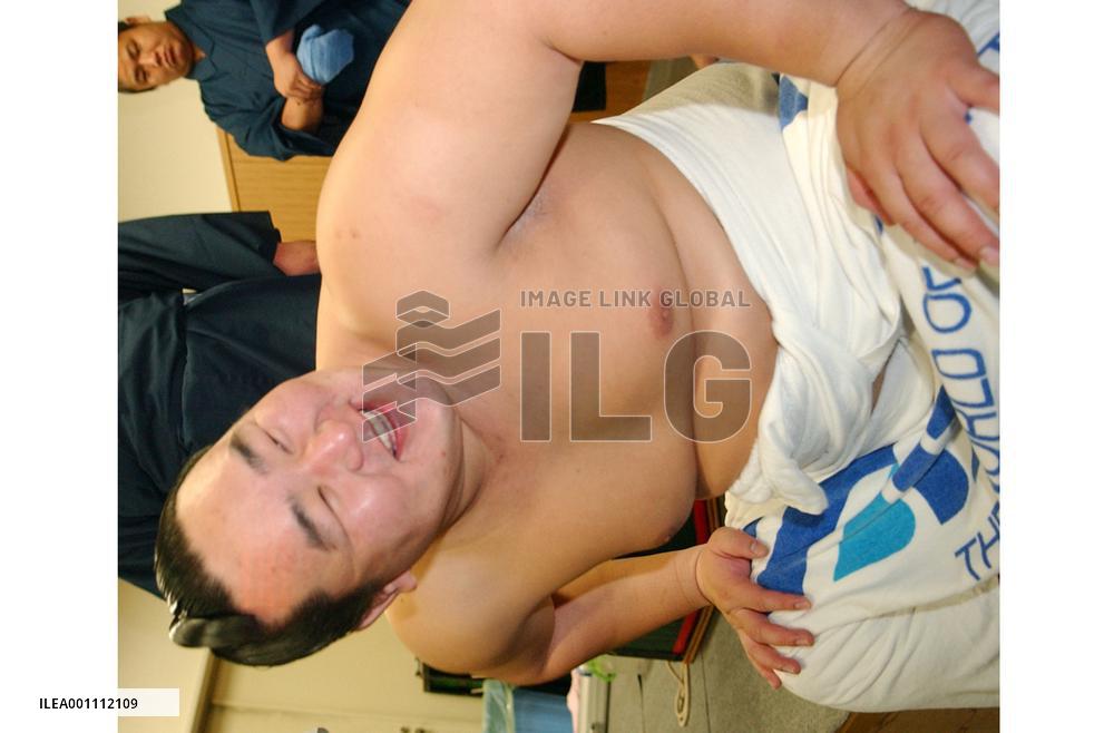 Asashoryu continues charge with record-equaling win in Kyushu