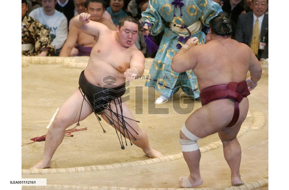 Asashoryu celebrates 7th straight title with final-day win